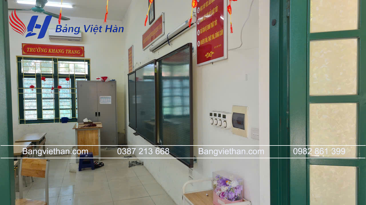 Thi Công Bảng Từ Xanh Trượt Ngang Cho Trường Tiểu Học Phù Lỗ B