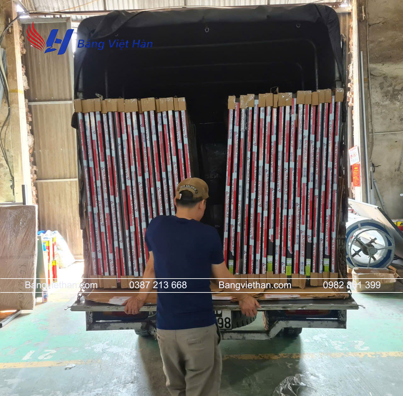 Chuẩn bị vận chuyển bảng từ trường học đến công trình